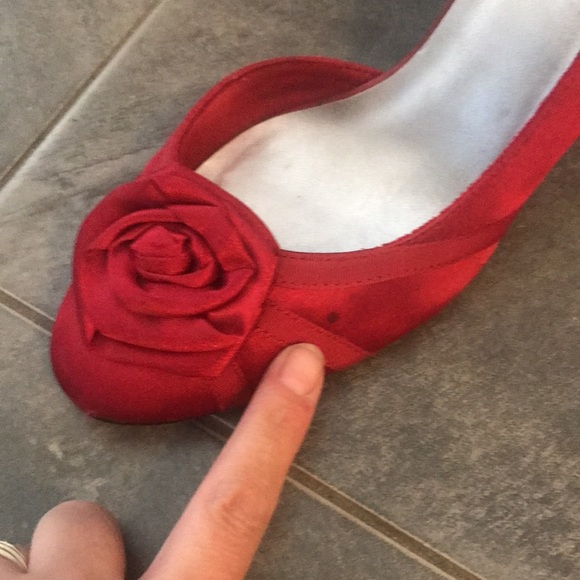 FIONI Red Satin Rosebud Heels 👠 7 - Picture 10 of 10